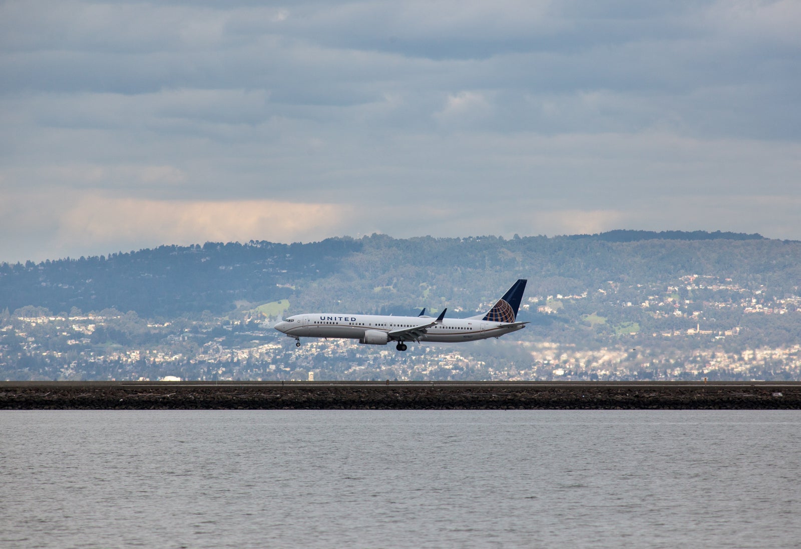 United 737 MAX 9 landing