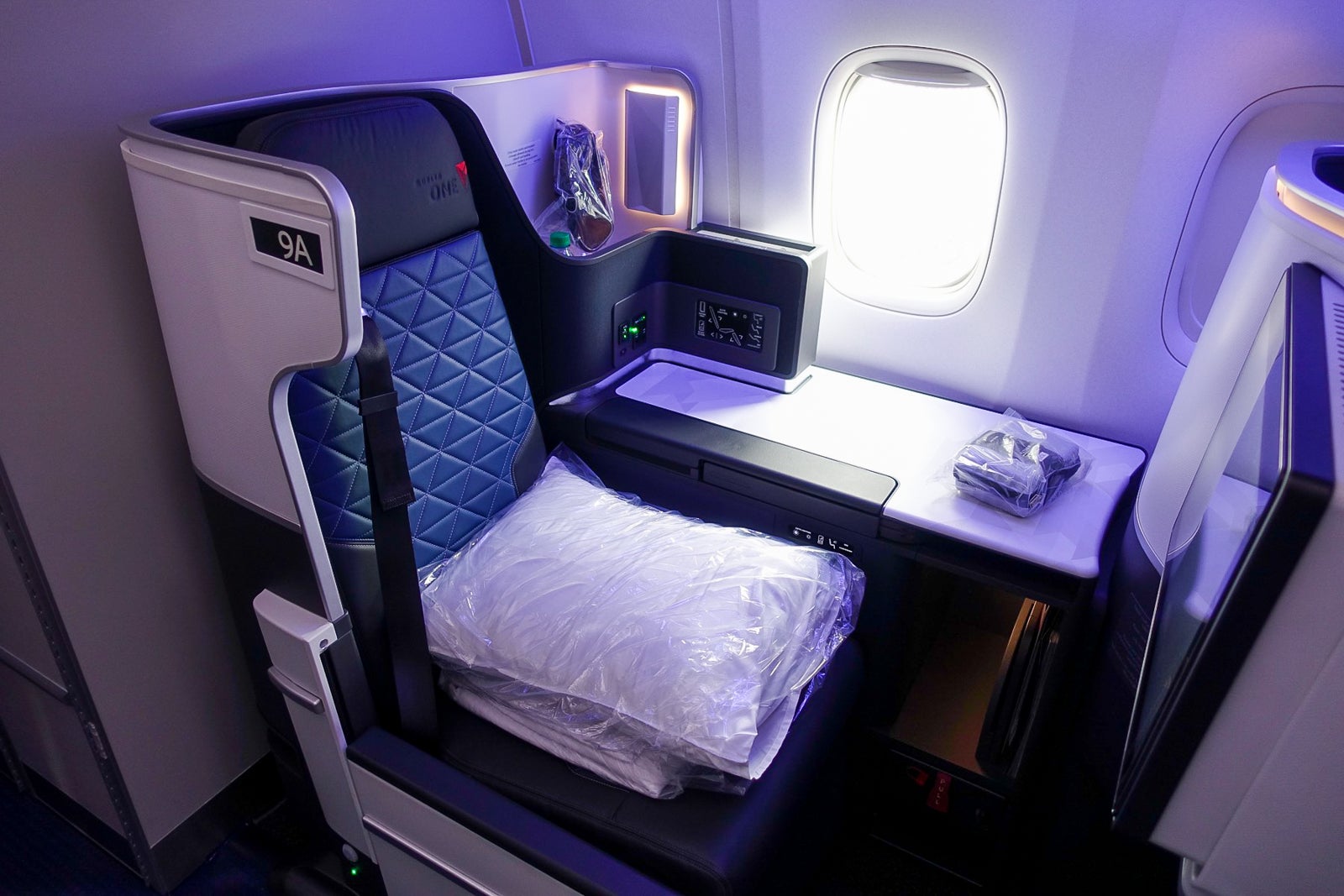 Aboard Delta's First Retrofitted 767-400ER With Brand-New Delta One ...