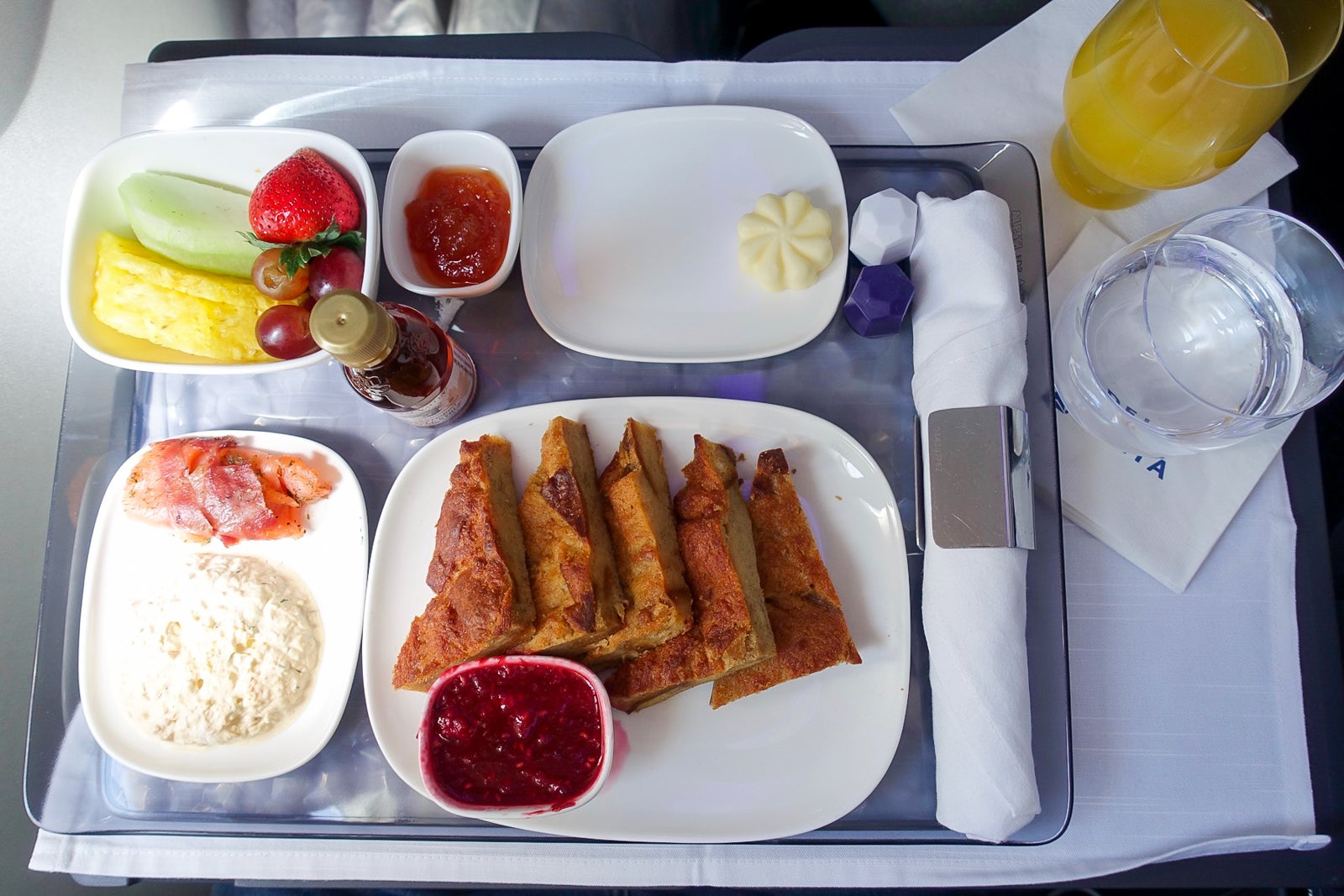 Delta’s enhancing its hot meals on select US flights The Points Guy