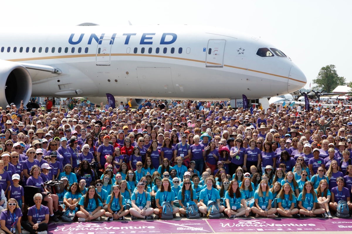 United Flies 787 Dreamliner With Woman-Only Crew to Largest Airshow in ...