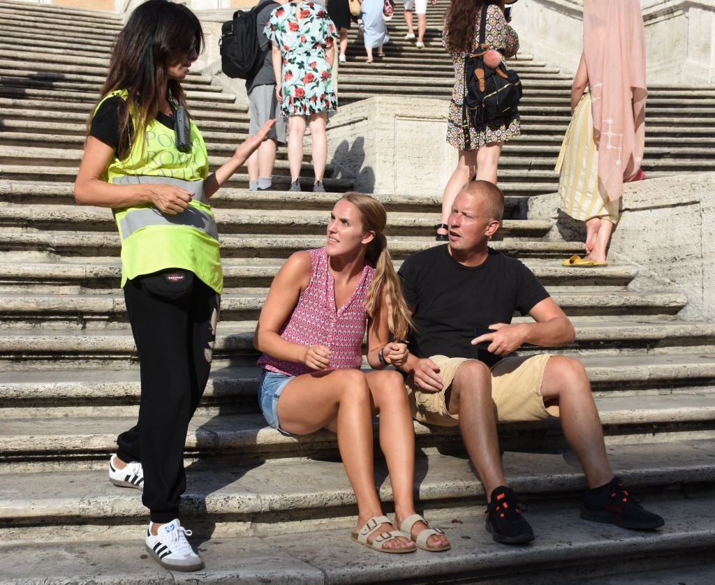 Rome bans sitting on Spanish Steps