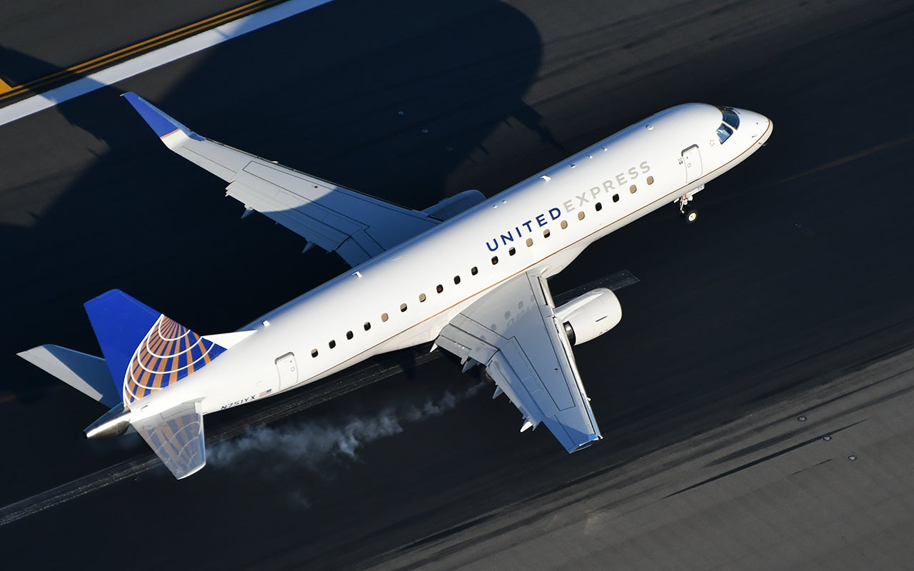 United Express Embraer 175