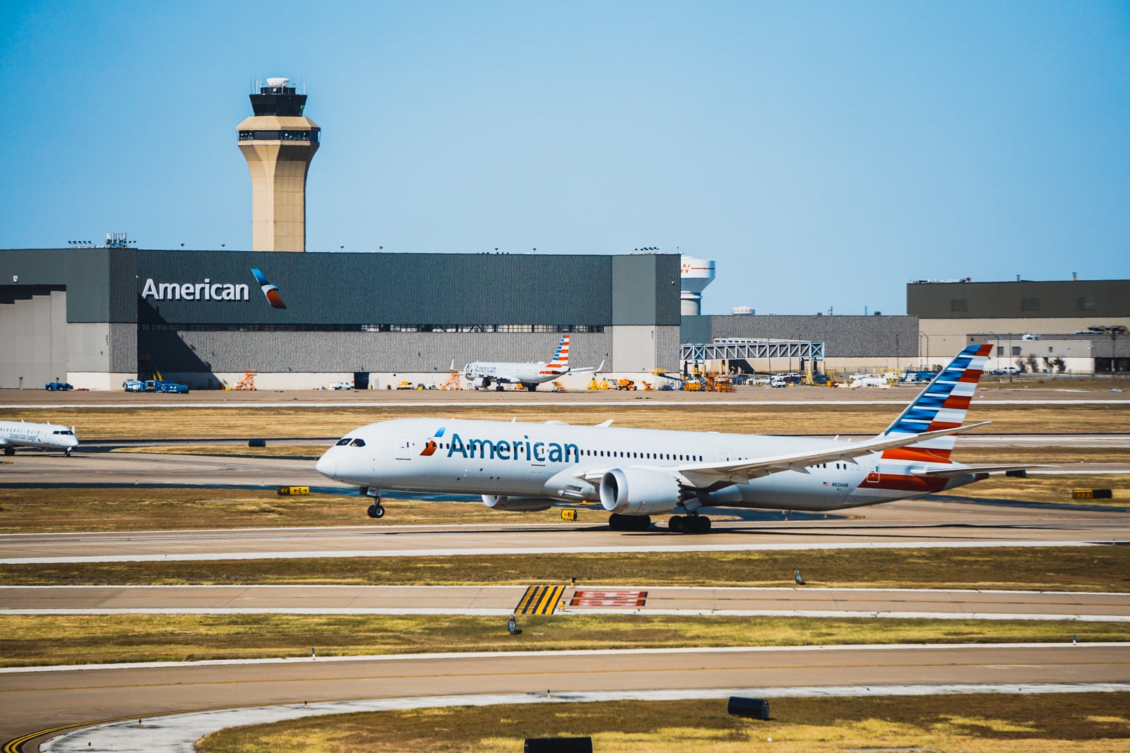 20191028_DFW Airport_American Airlines 788 787-8 on DFW runway in front of maintenance base_JTGenter