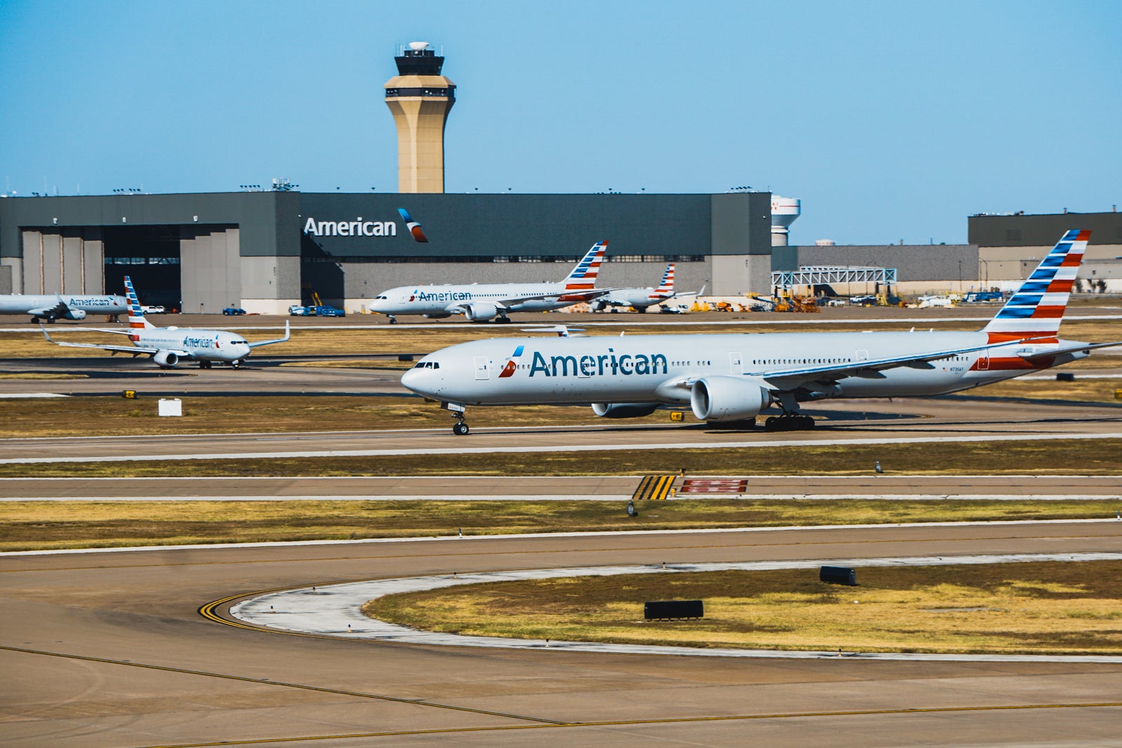20191028_DFW Airport_American Airlines aircraft on ground in DFW 2_JTGenter