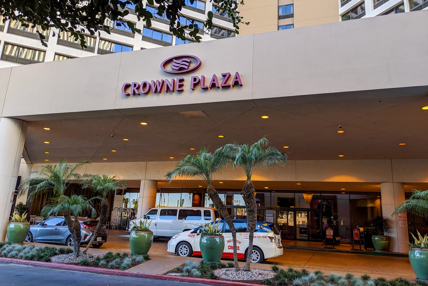 Crowne Plaza Los Angeles Airport Parken thepointsguy.com