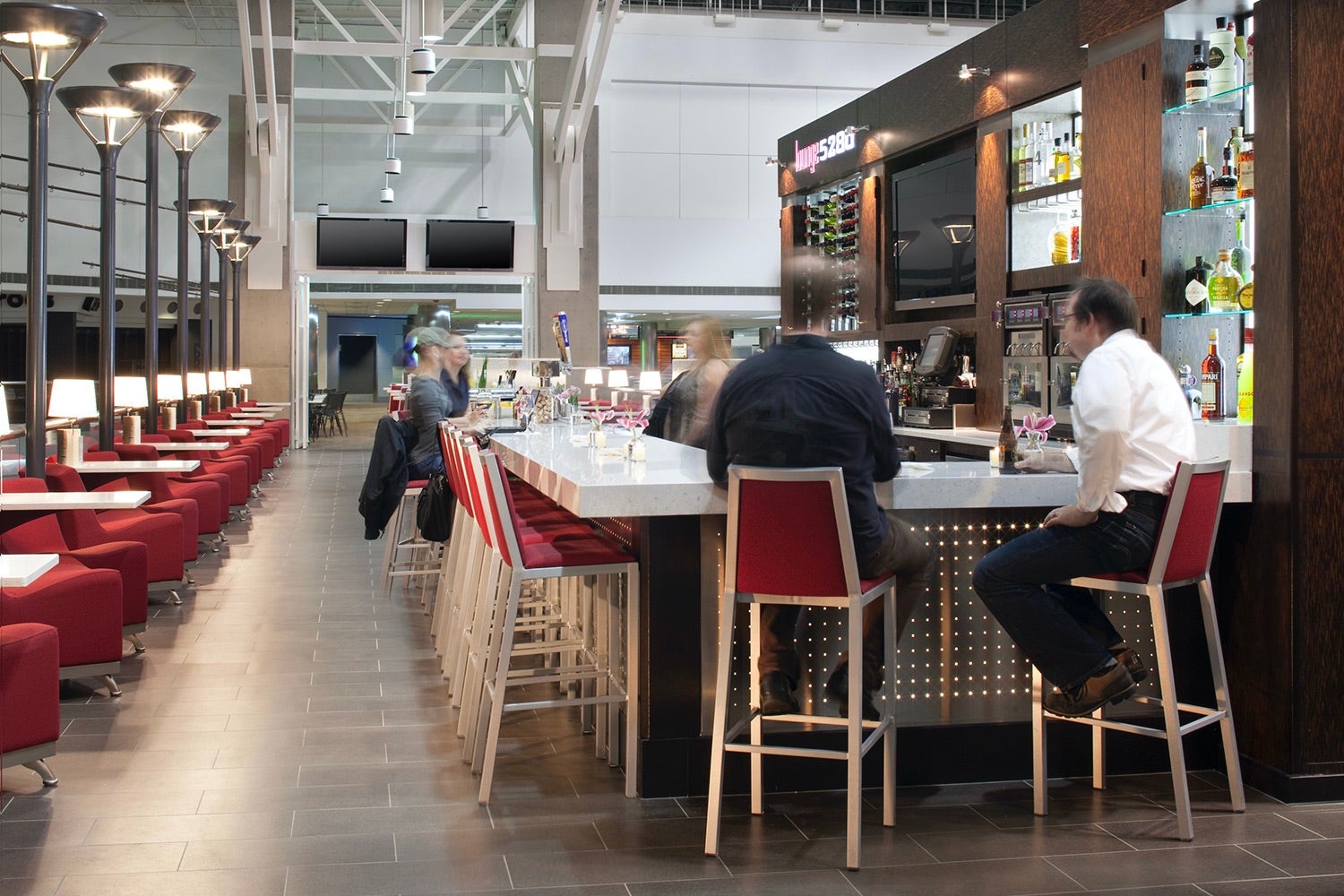 Denver Airport 101 Where To Eat And Drink At DEN   LOUNGE 5280 21 BAR 