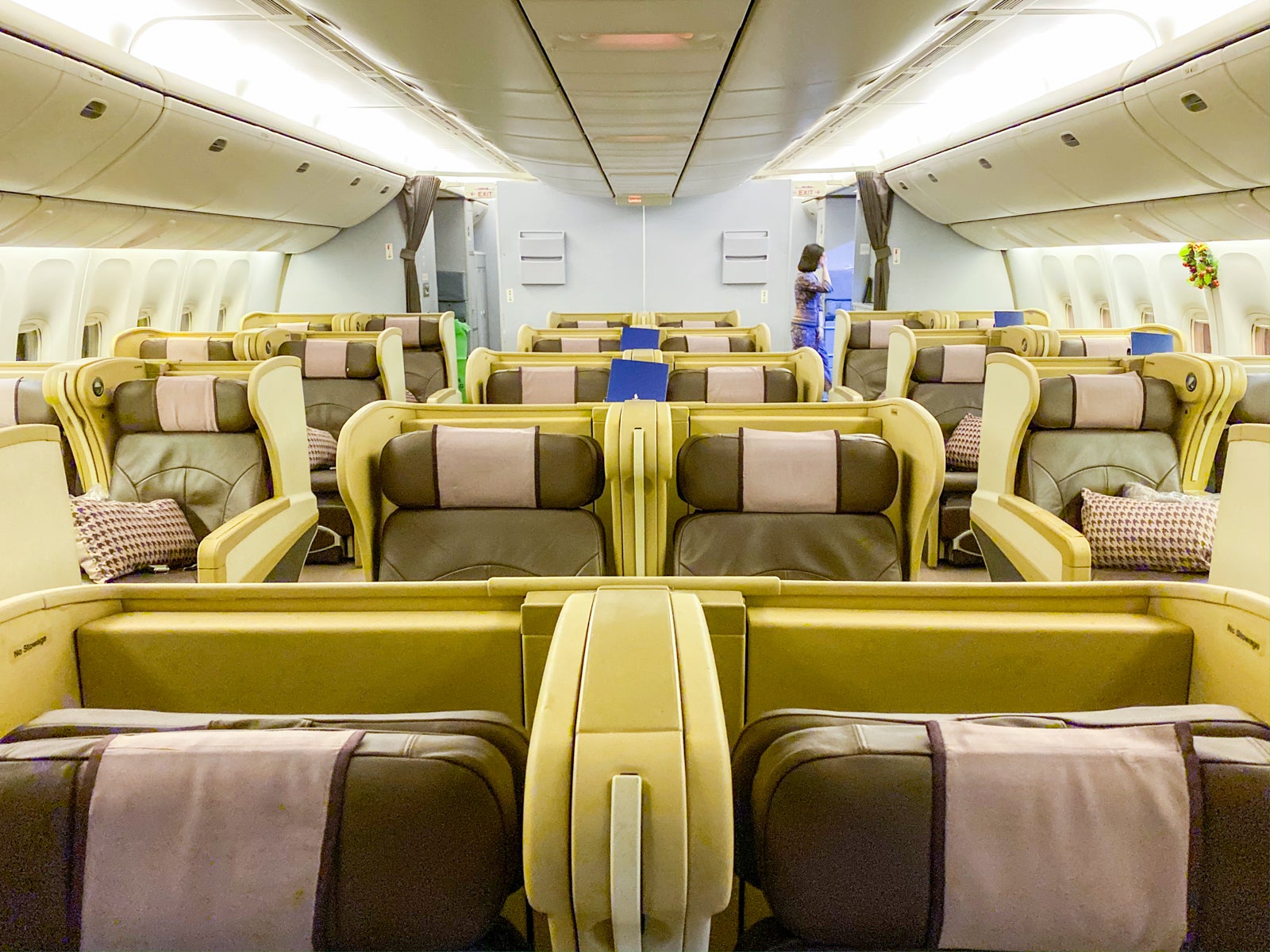 Review: Singapore Airlines business class on the 777-200, SIN-HKG - The ...