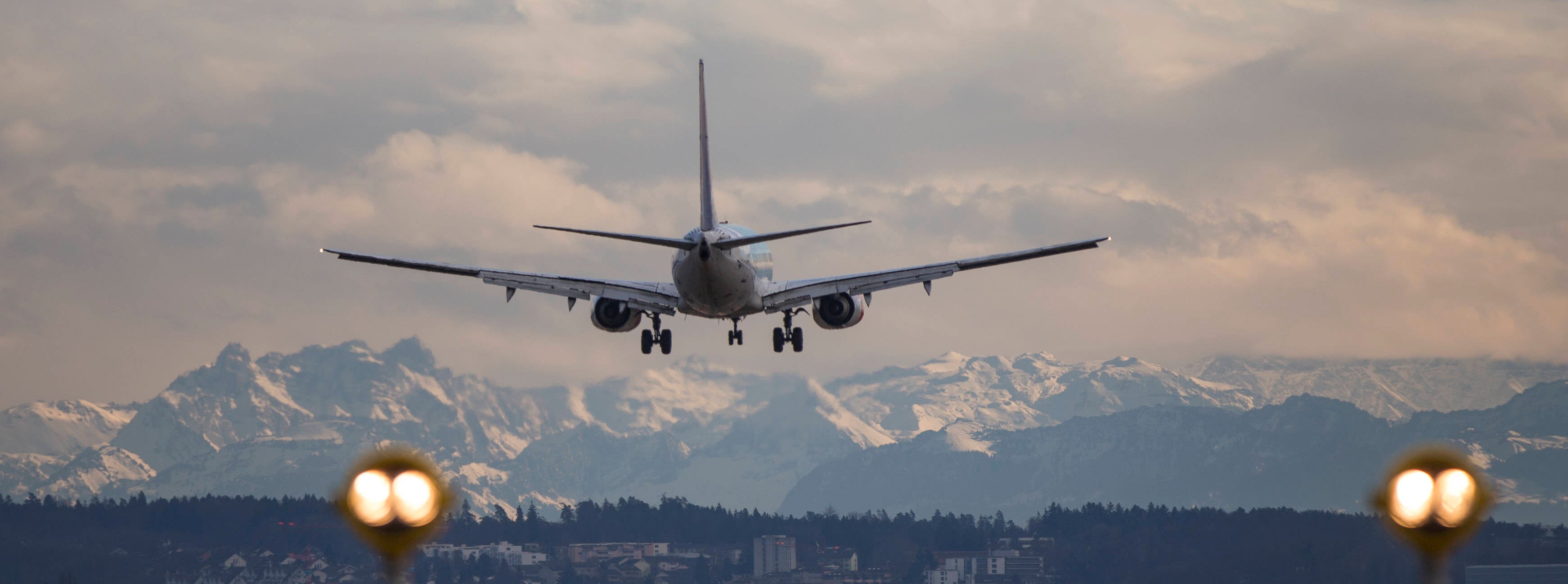 Runway approaching: How pilots find their way safely to the ground in ...