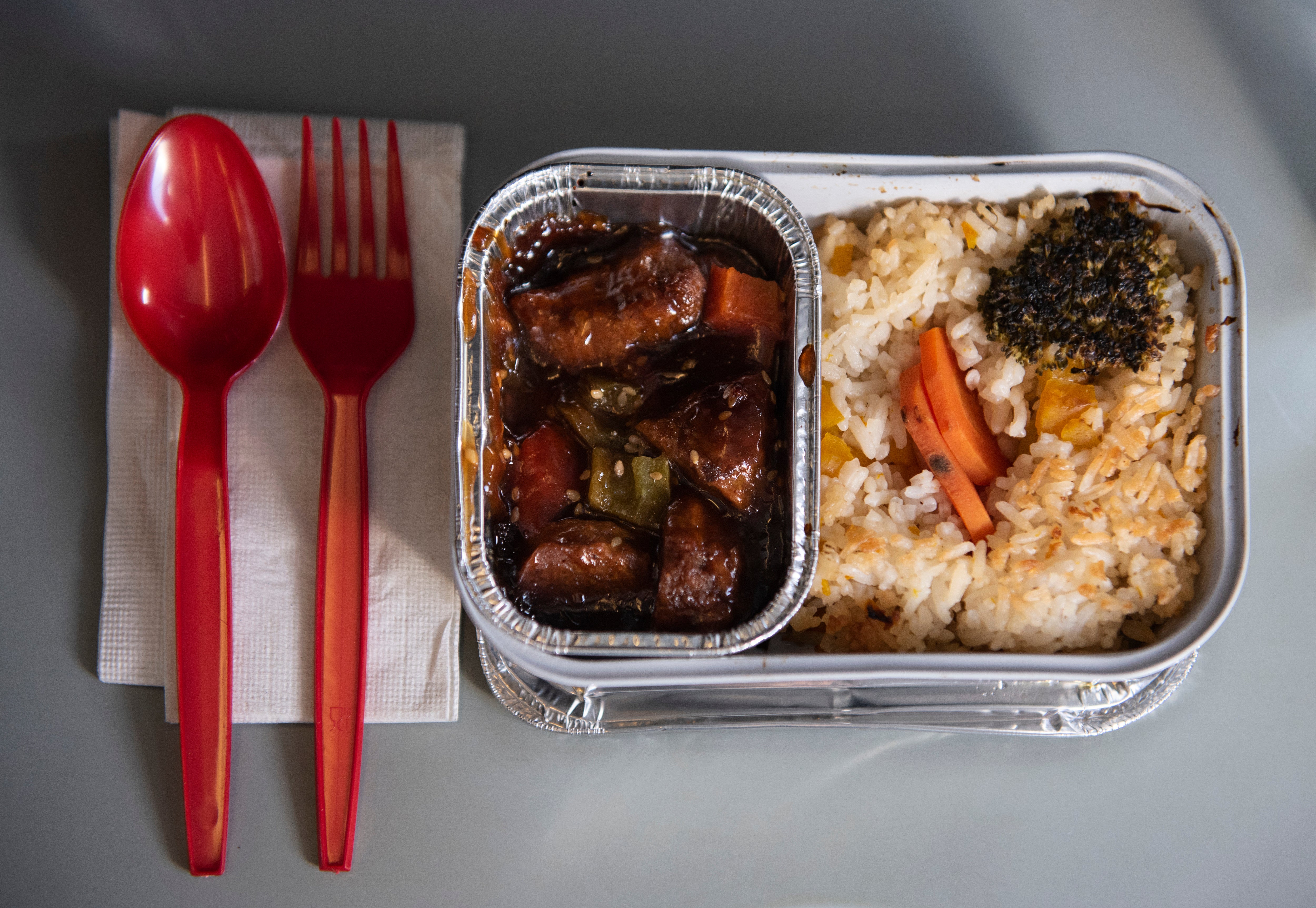 Предложить еду. Air meals. In Flight meal. Qatar Airways meals to America. Российский Аэрофлот ай Флай ее питание.