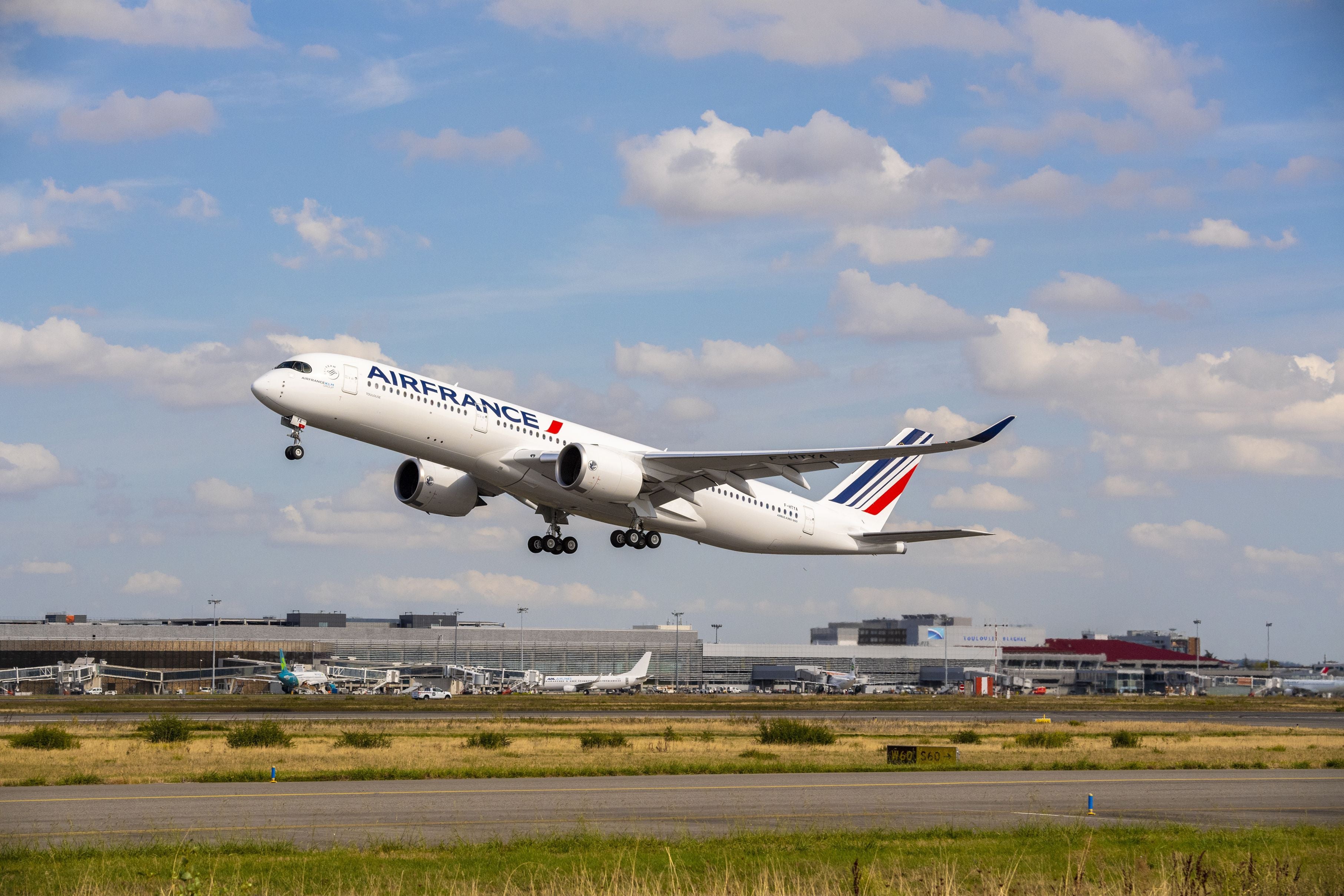 Takeoff of Air France A350-900
