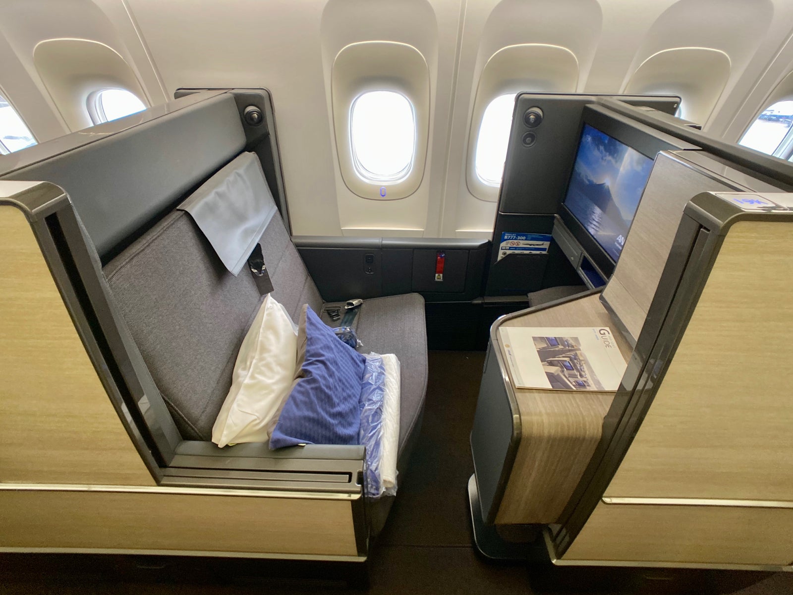 ANA_777_New_Business_Class_The_Room_Zach_Griff_ZGriff - 41