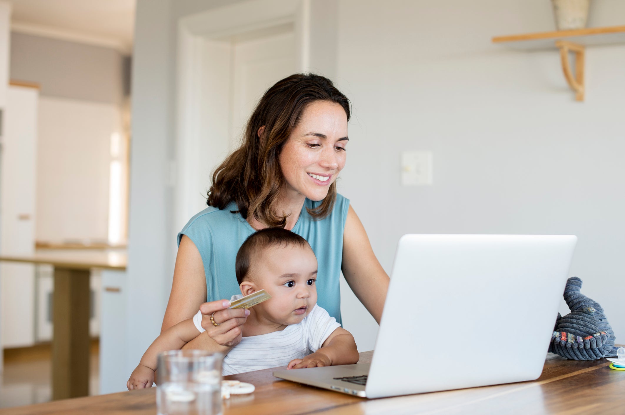  kvinne og baby med laptop og kredittkort 