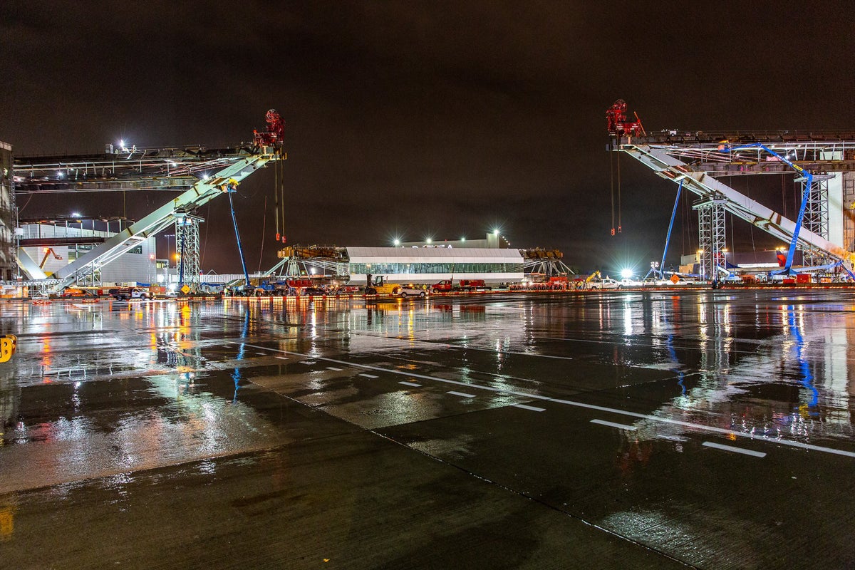 Sea-Tac Airport now home to longest aerial walkway over an active ...