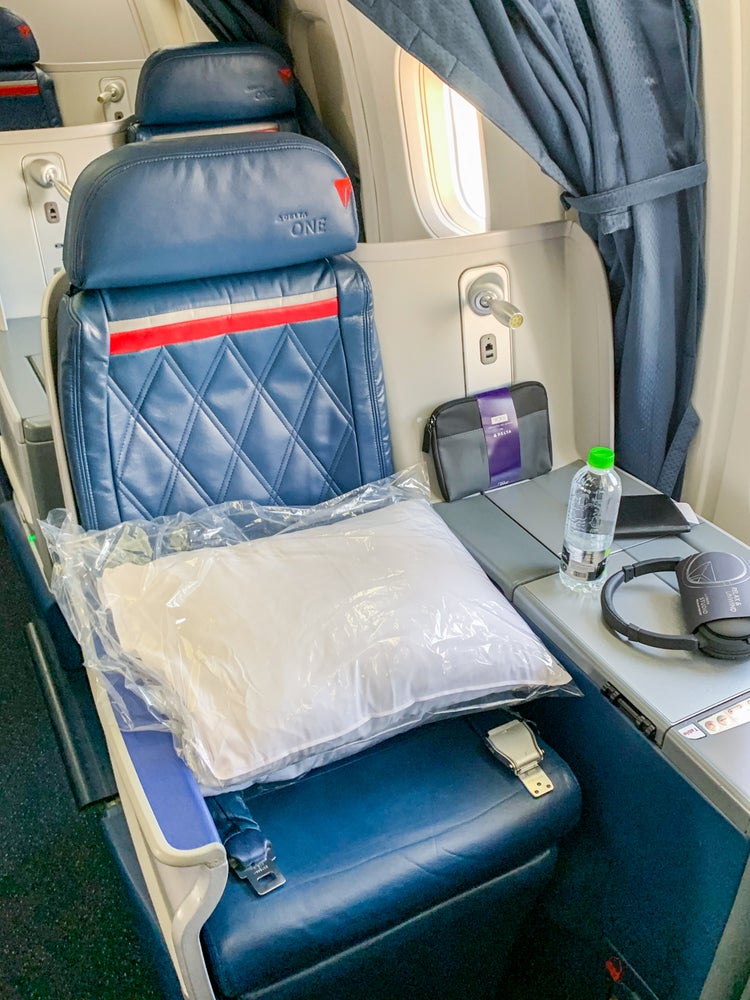 A decent but old biz class: Review of Delta One on the 767-300ER from ...