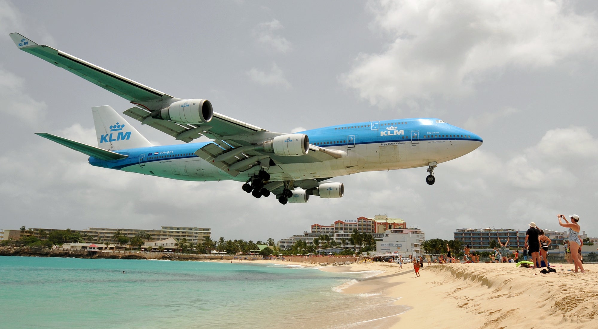 KLM 747 landing at SXM