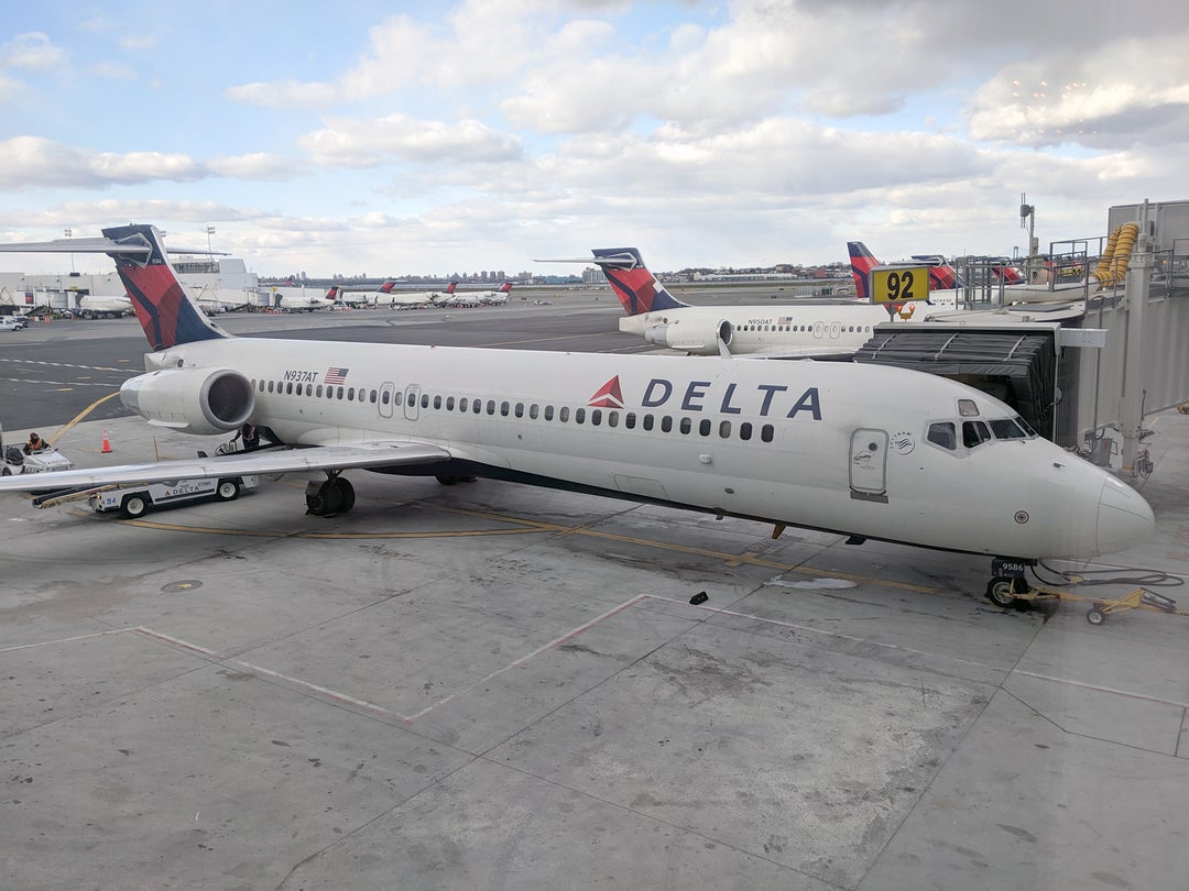 Review: Delta's Boeing 717 In First Class, Lga To Chicago - The Points Guy