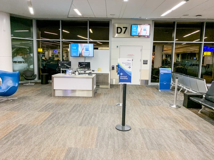 Review of Alaska Airlines transcon coach on a Boeing 737900