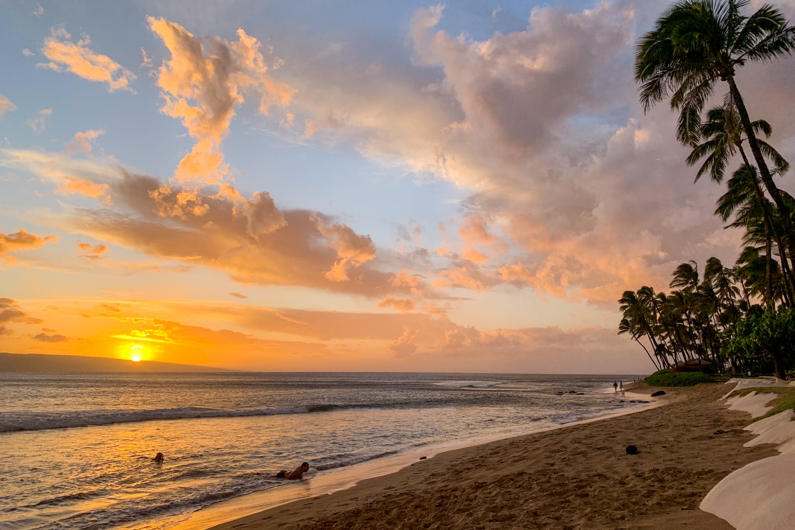 Sunset on the beach at the Hyatt Regency Maui. (Photo by Clint Henderson/The Points Guy)