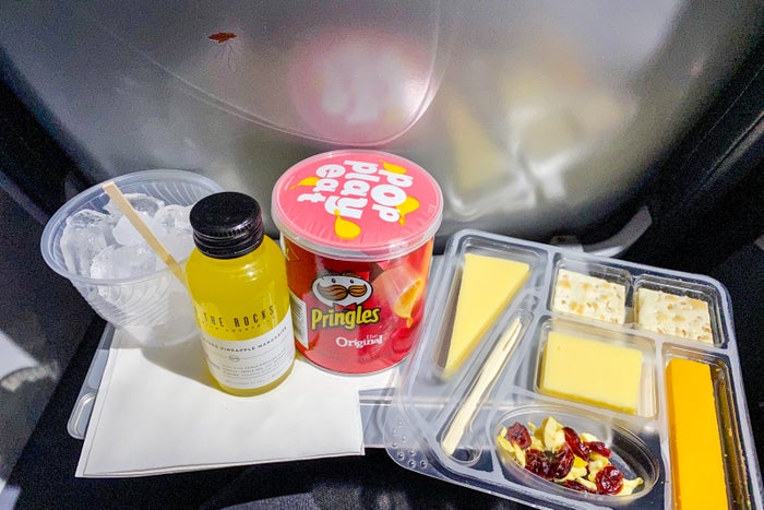Cheese plate and snacks van Spirit Airlines (foto door Nick Ellis/The Points Guy)