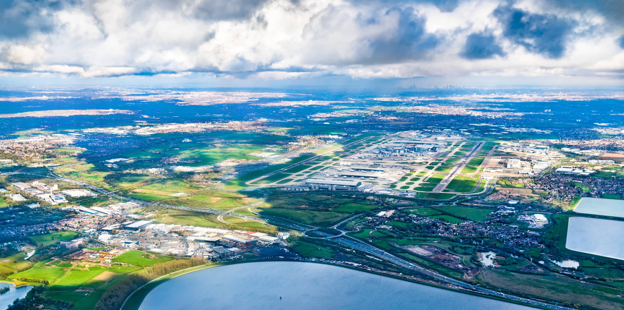 4k) STUNNING London Approach Into Heathrow Airport 