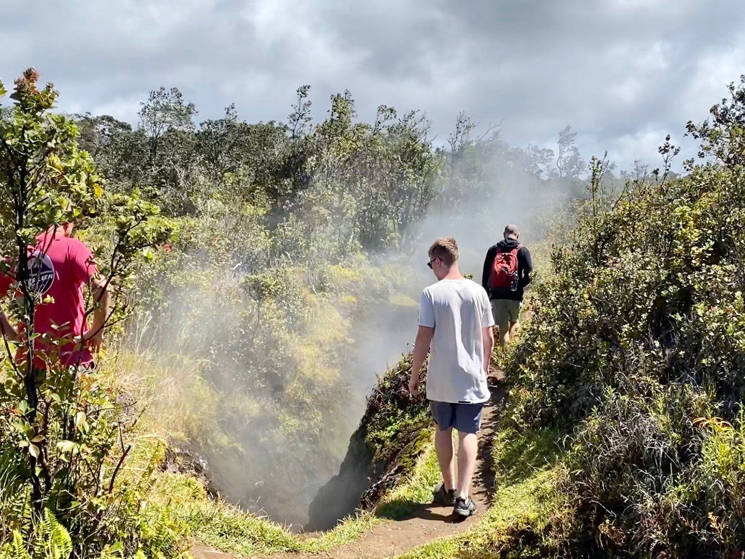 wandelen bij de Kilauea Krater op het Big Island is opwindend. (foto door 2DadsWithBaggage)