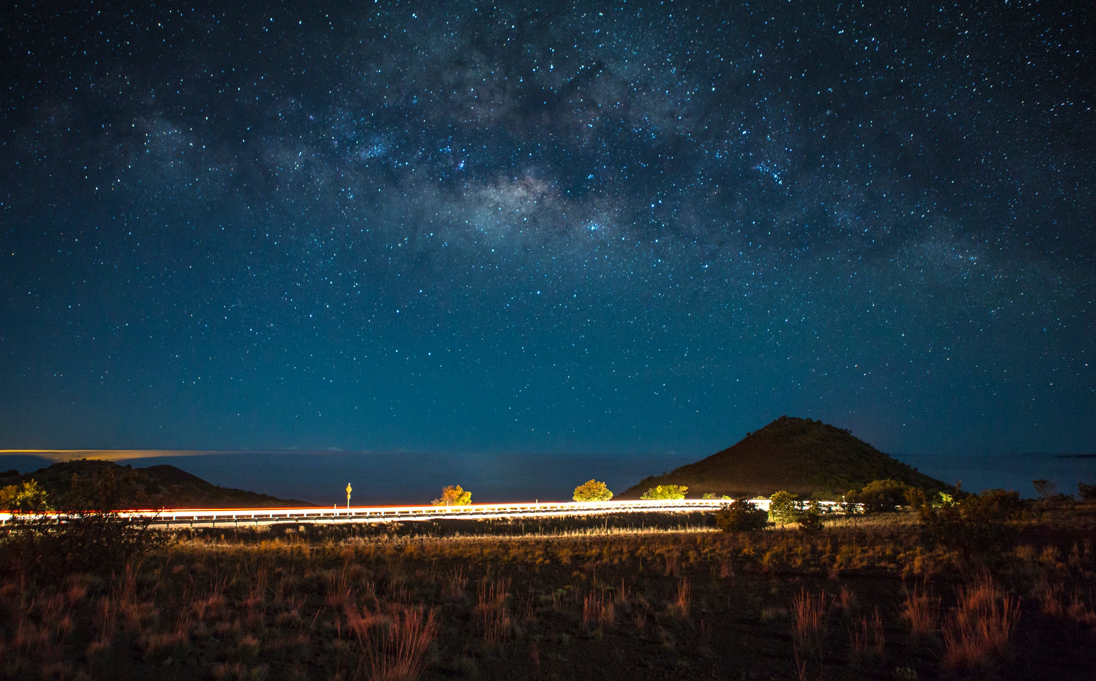  sterren staren boven de wolken van de Mauna Kea vulkaan op Hawaï. (foto: JT Sorrell)