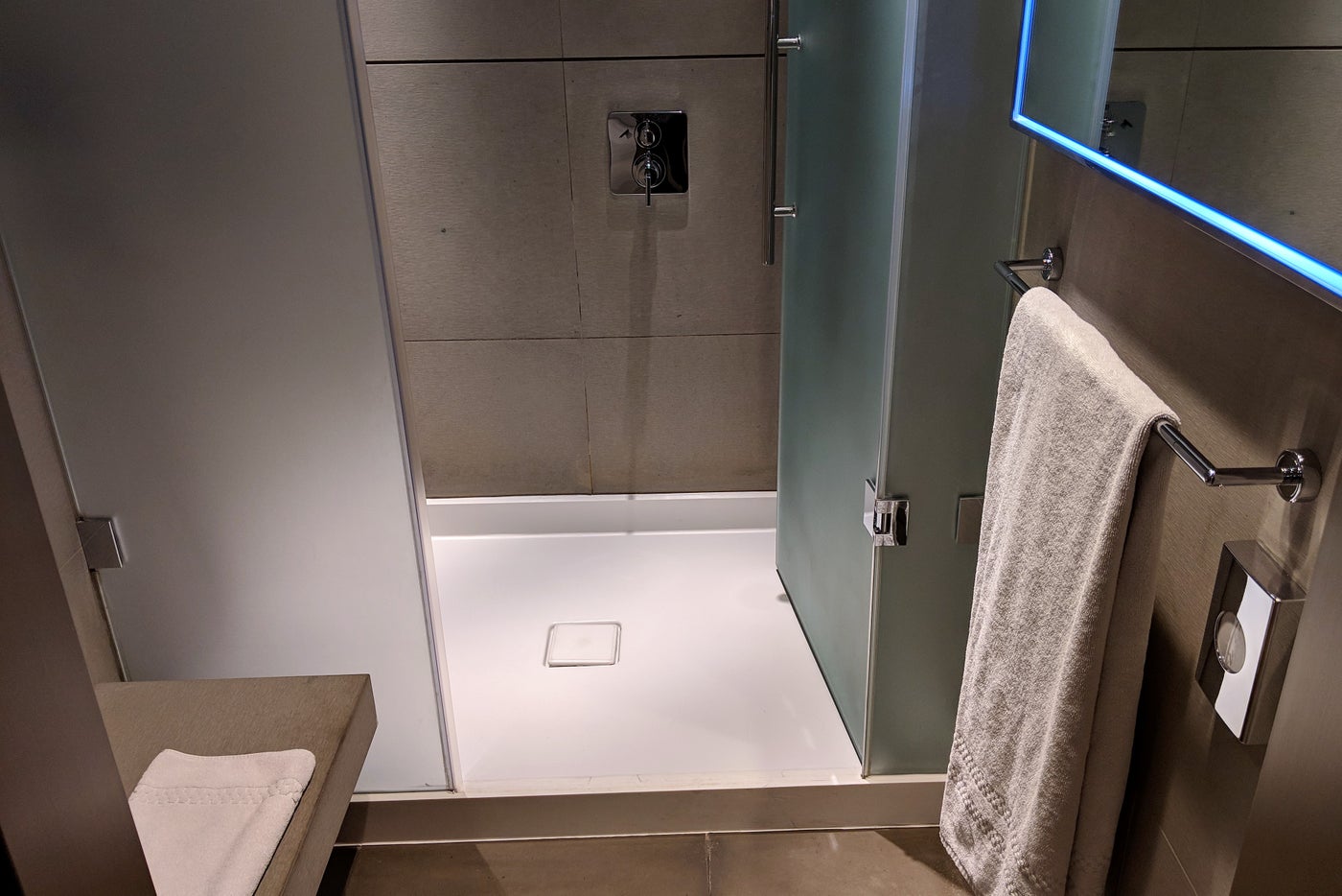 Lounge Review Qatar Airways Business Class Lounge in Doha