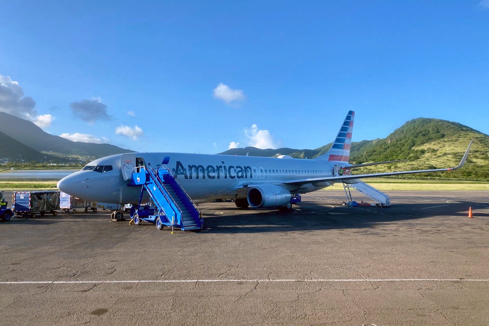 American Airlines 737 Nevis Zach Griff - 1