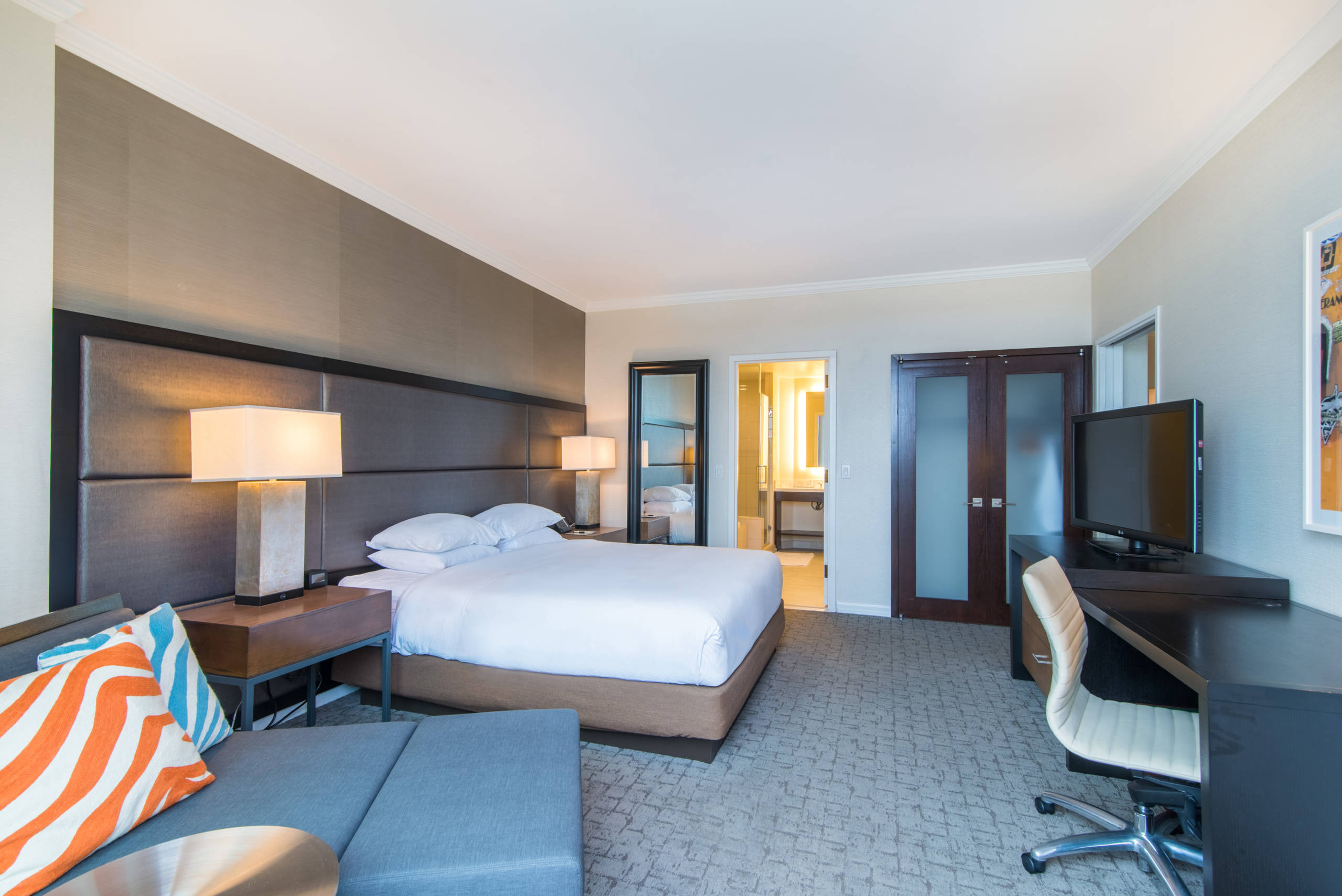 DoubleTree-by-Hilton-San-Diego-Mission-Valley-Suite_HR