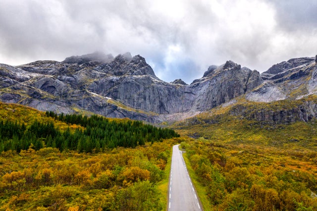 طريق إلى Nusfjord ، Nordland ، جزر لوفوتين