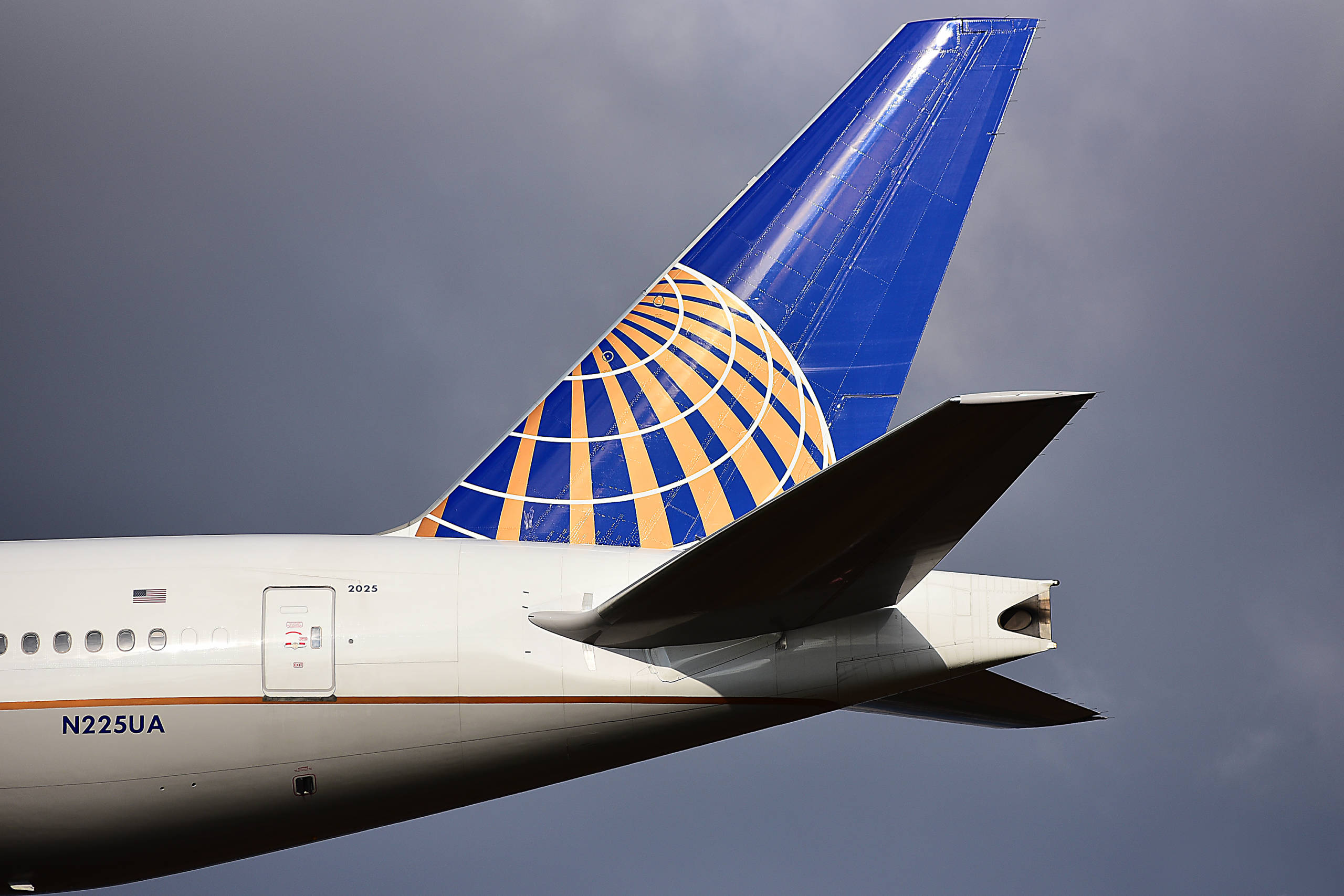 United Airlines tail of plane