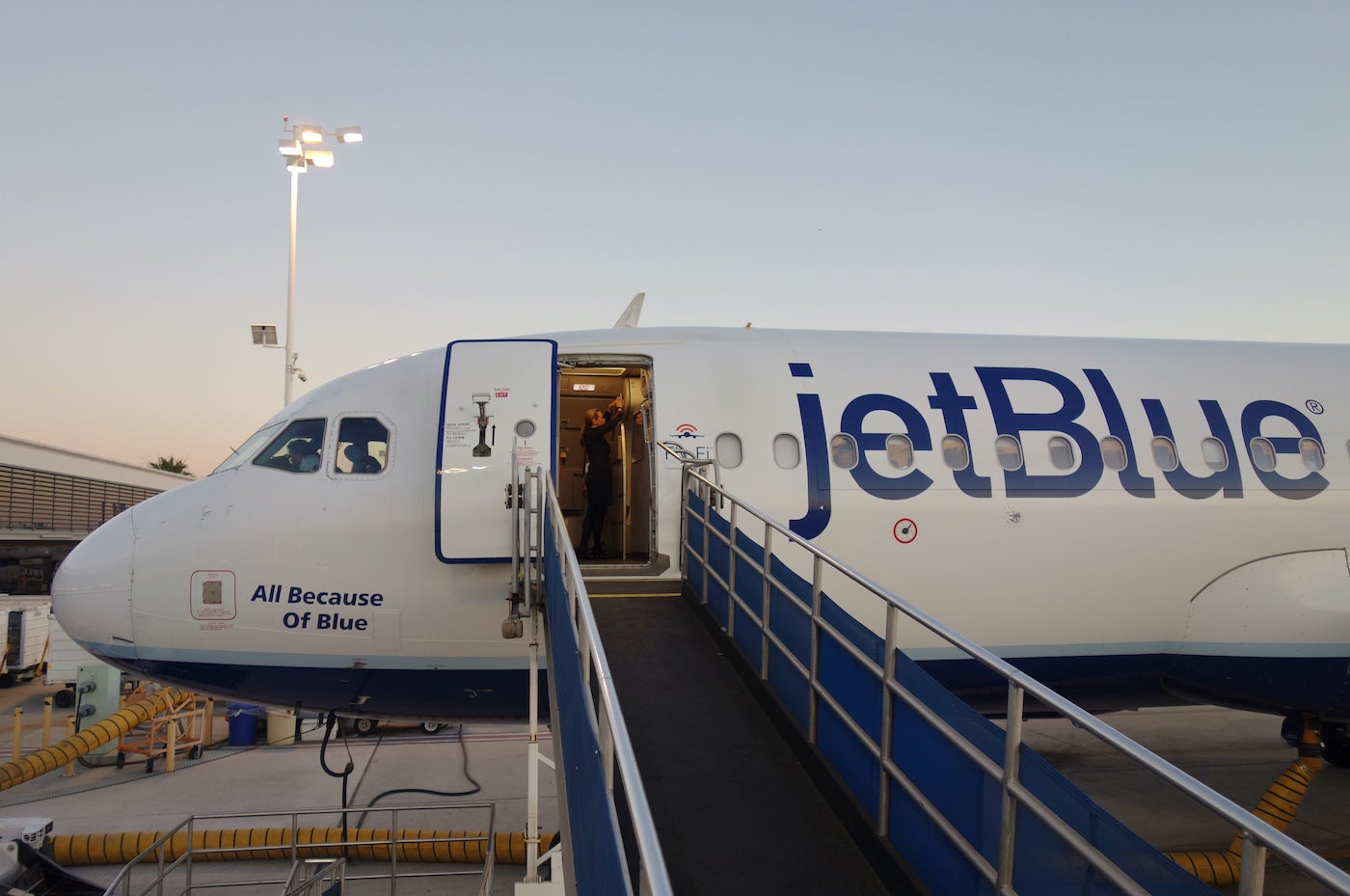 JetBlue plane with a jetbridge attached - Struggling to connect with customer service representative