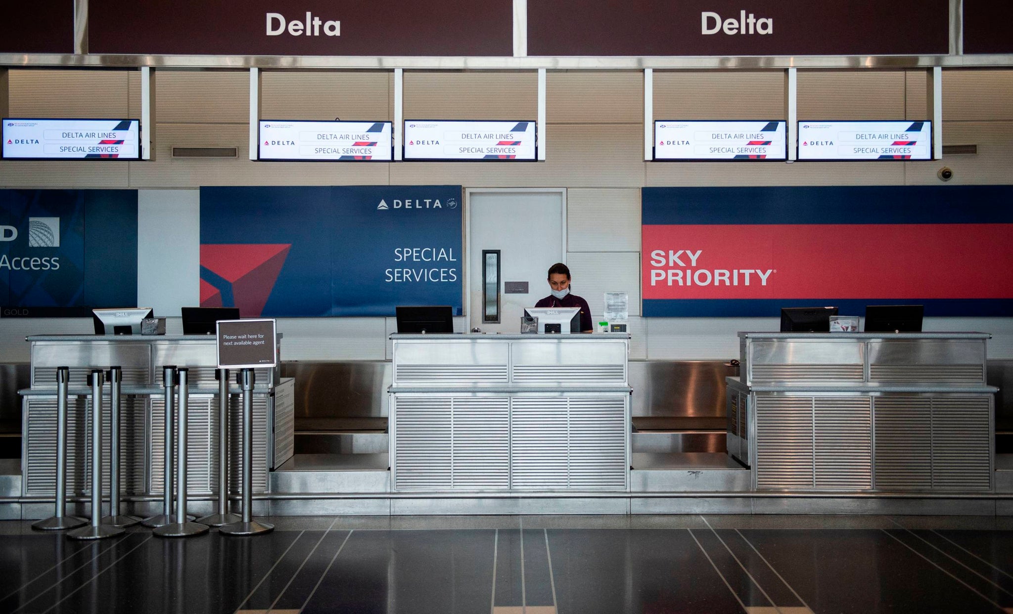 delta-becomes-the-latest-airline-to-tighten-its-refund-policy-the