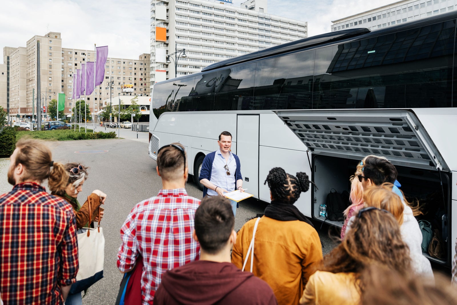 Grupo de turistas en autobús y guía