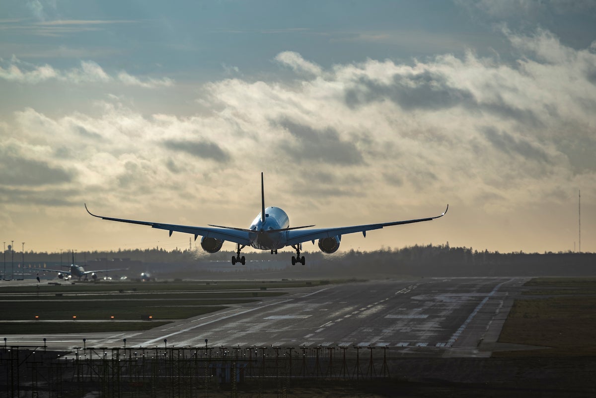 How pilots handle an in-flight engine shutdown - The Points Guy