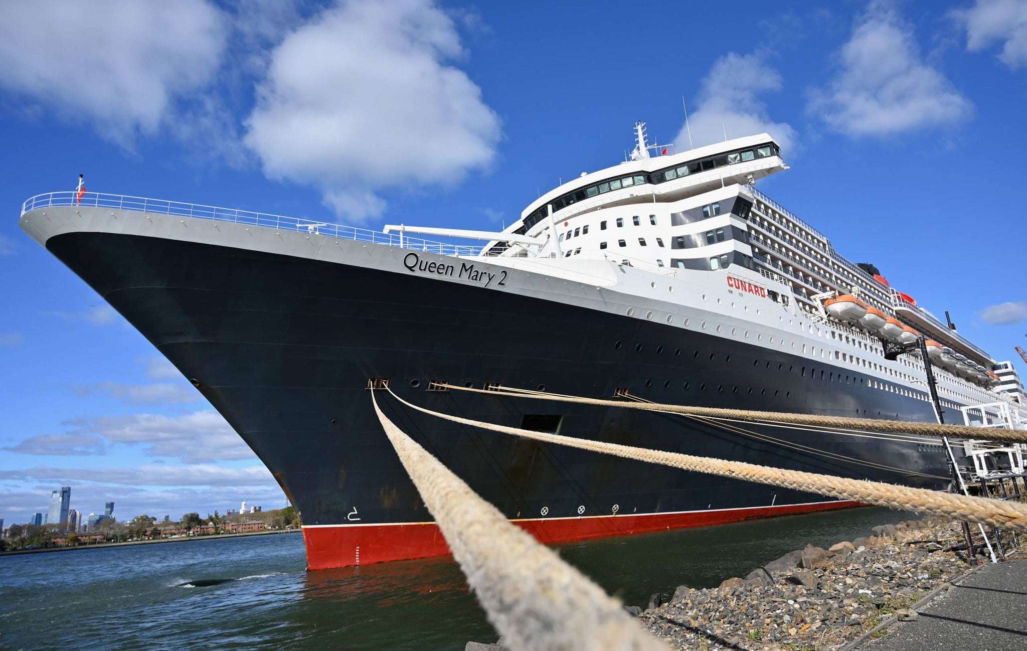 Лайнер Queen Mary 2 в Норвегии