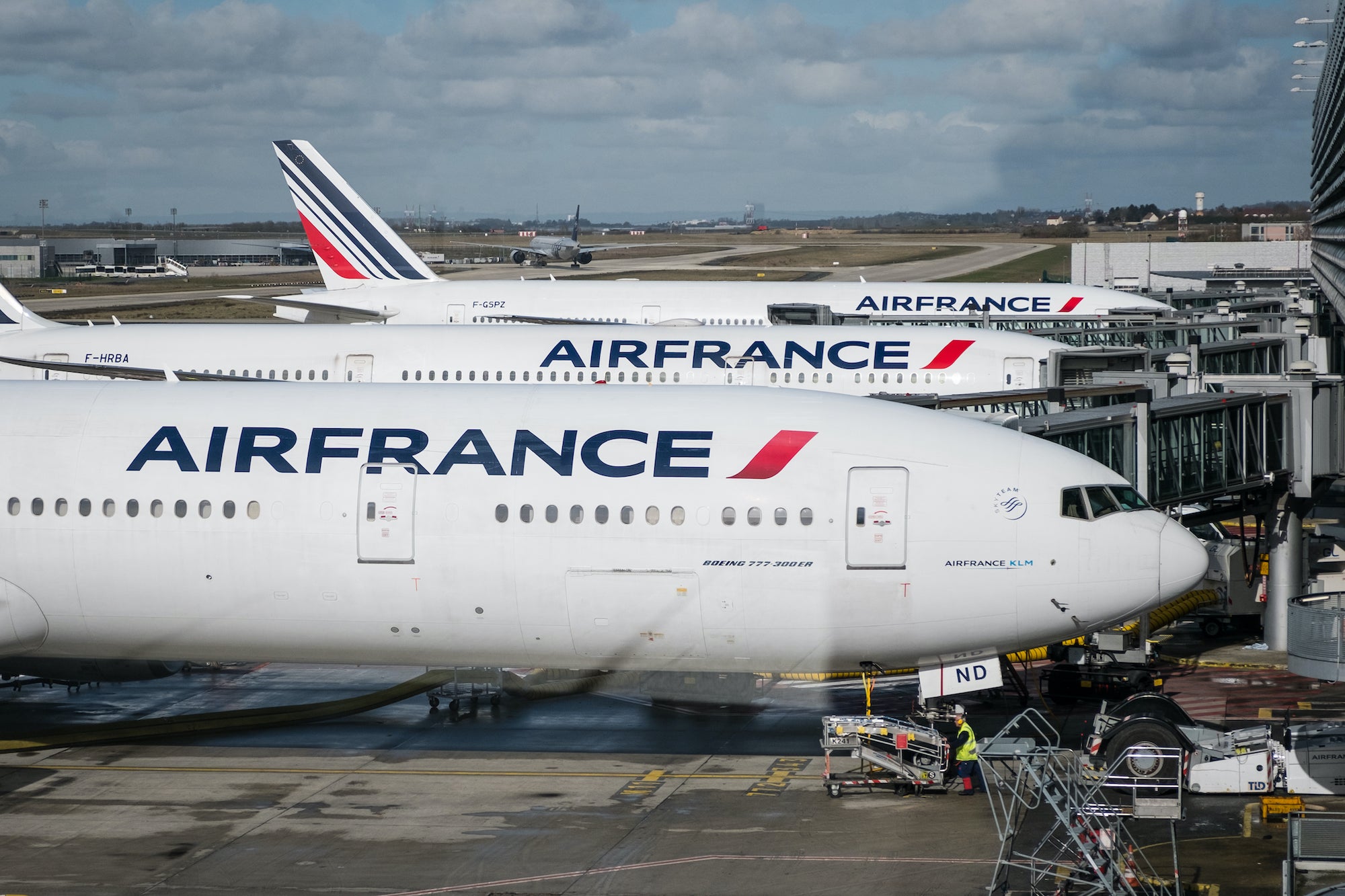 Letadlo 777 společnosti Air France u brány na letišti CDG