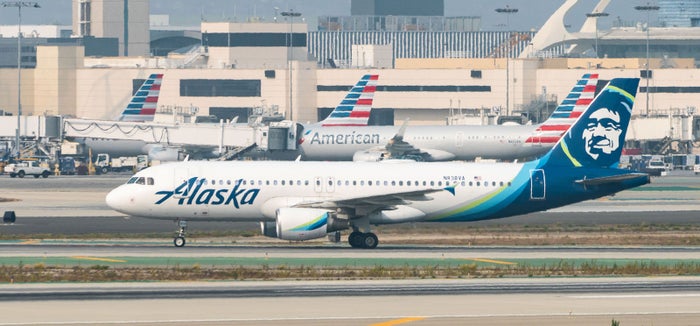 Alaska-Flugzeug vor amerikanischen Flugzeugen am Flughafen Los Angeles