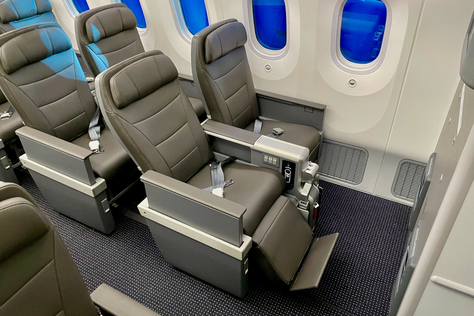 First look: Biz-class pods shine on American’s new and improved 787-8 ...