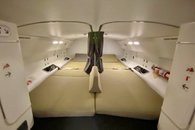 Dreamliner crew rest: The secret space where your 787 pilots ...