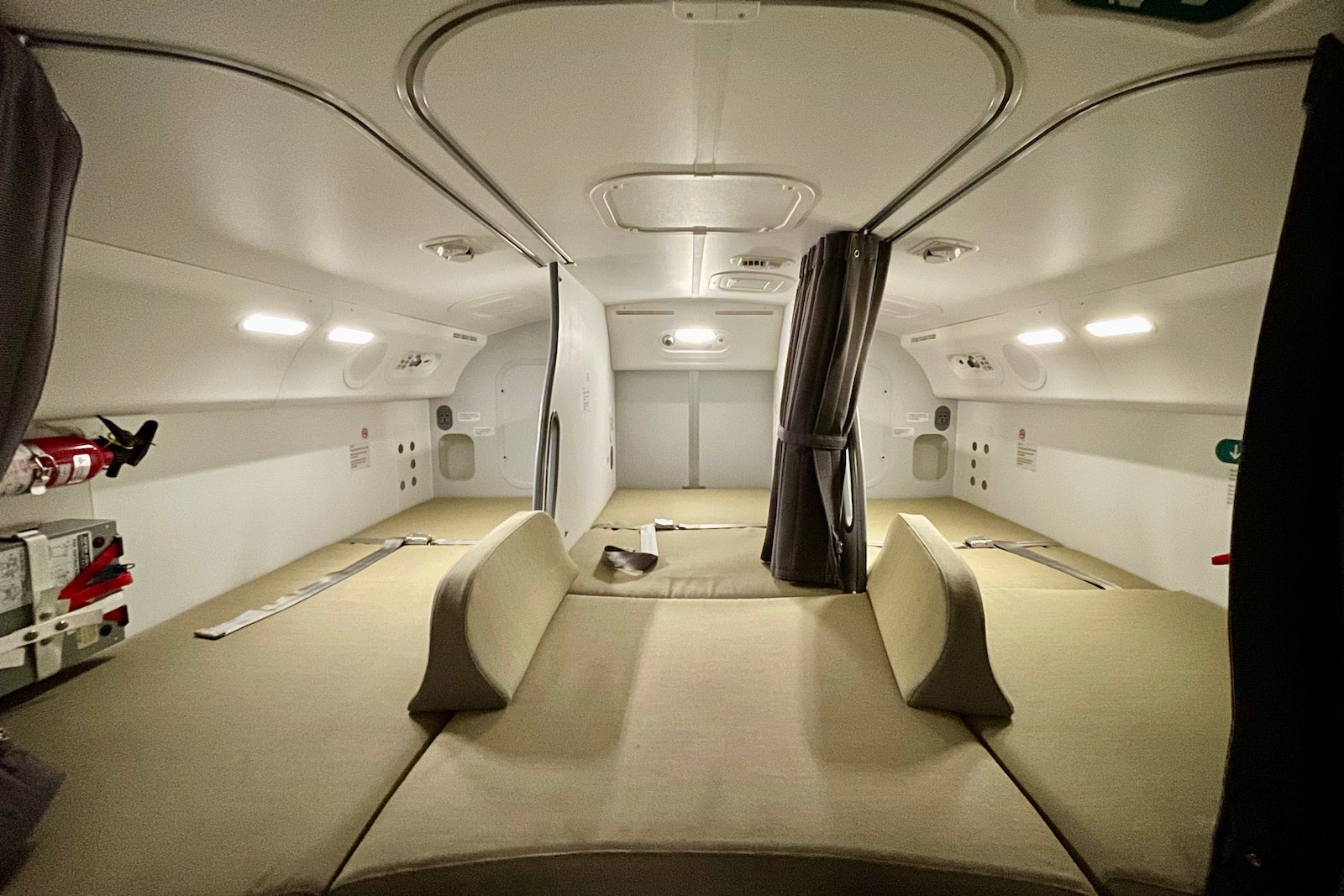 Dreamliner crew rest: The secret space where your 787 pilots ...