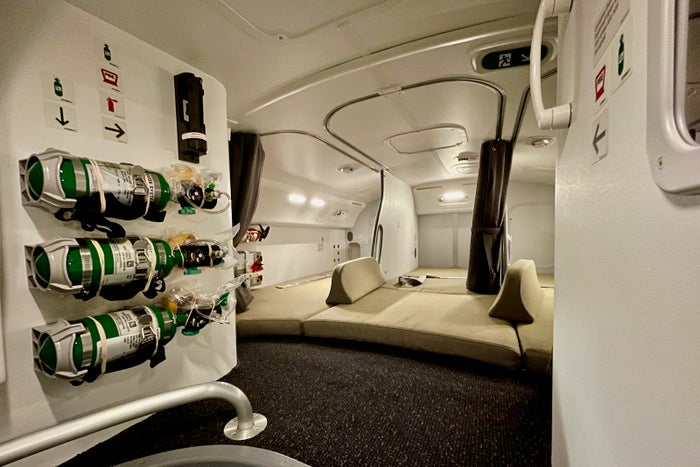 Dreamliner crew rest: The secret space where your 787 pilots ...