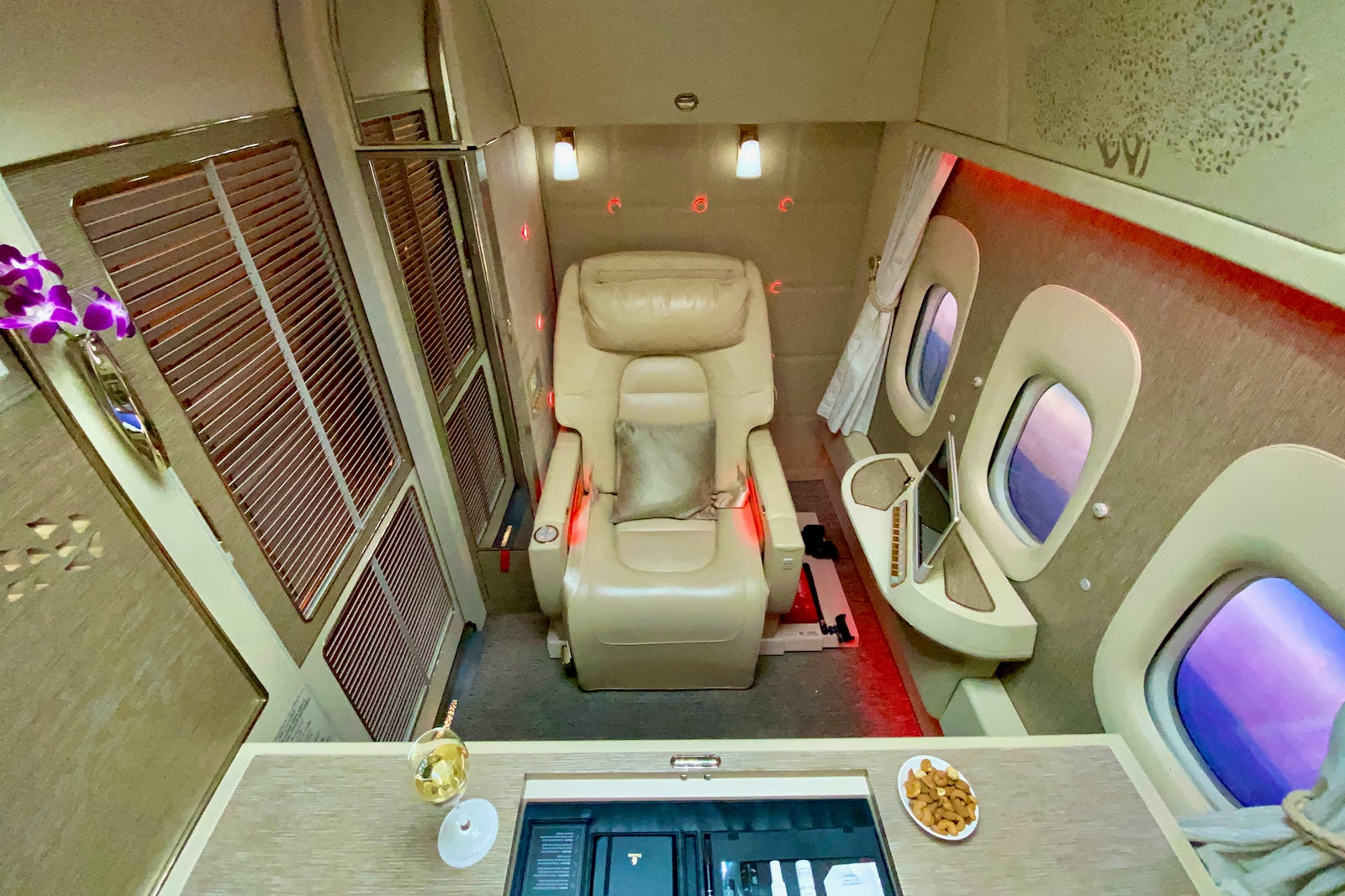 First class купить. Эмирейтс Люкс. Emirates New first class. Эмирейтс игра. Emirates first class Seats.