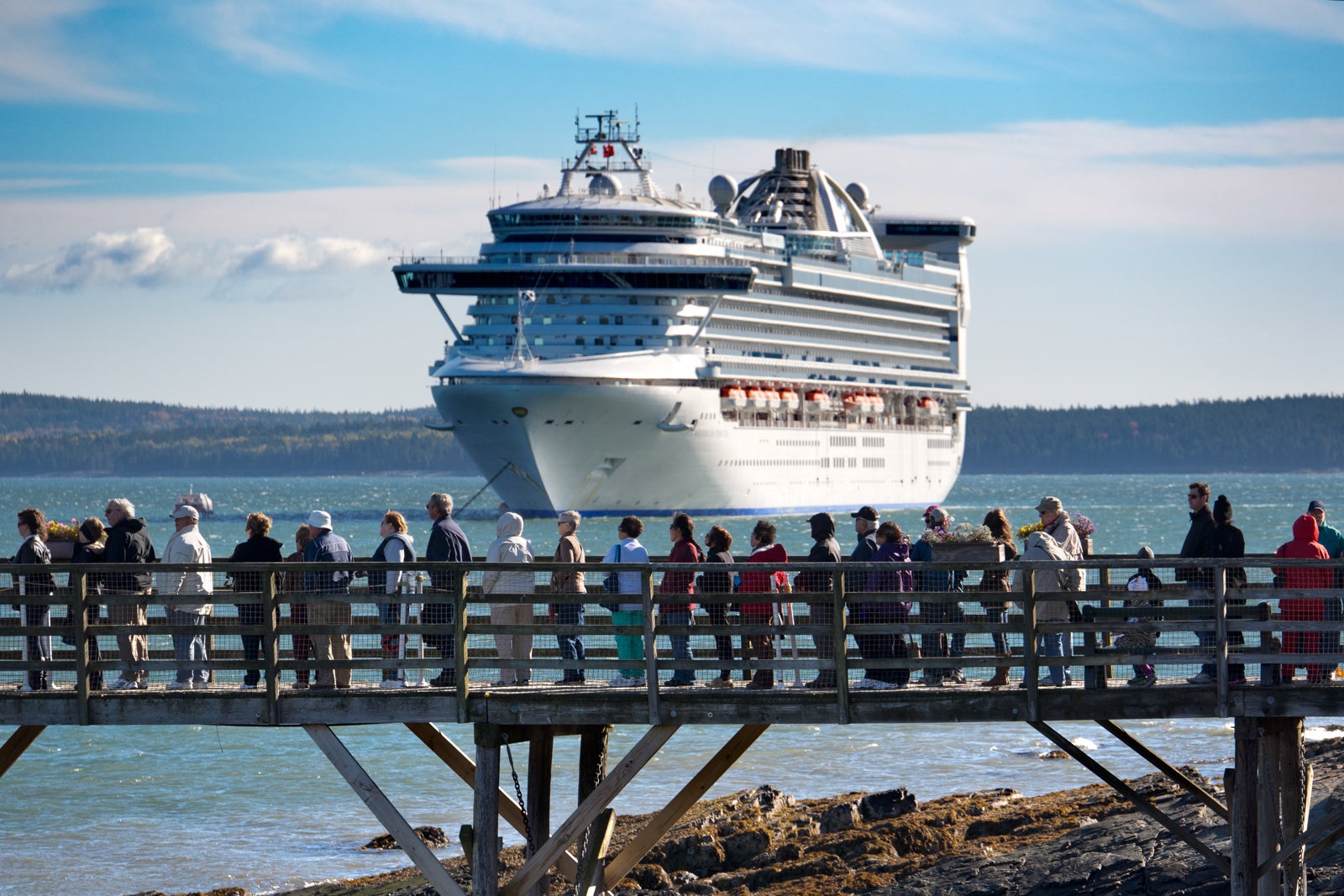 Navio de cruzeiro aproximando-se de passageiros em fila