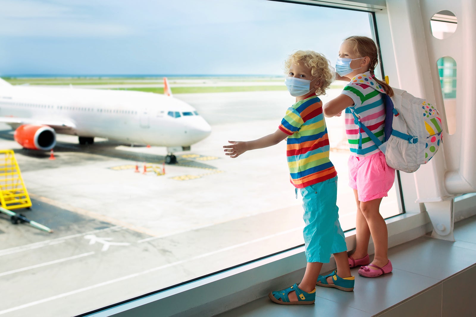 kids-mask-airport-plane