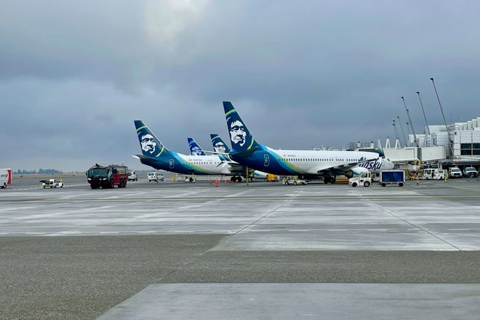 Alaska Airlines aviões no aeroporto em Seattle a um