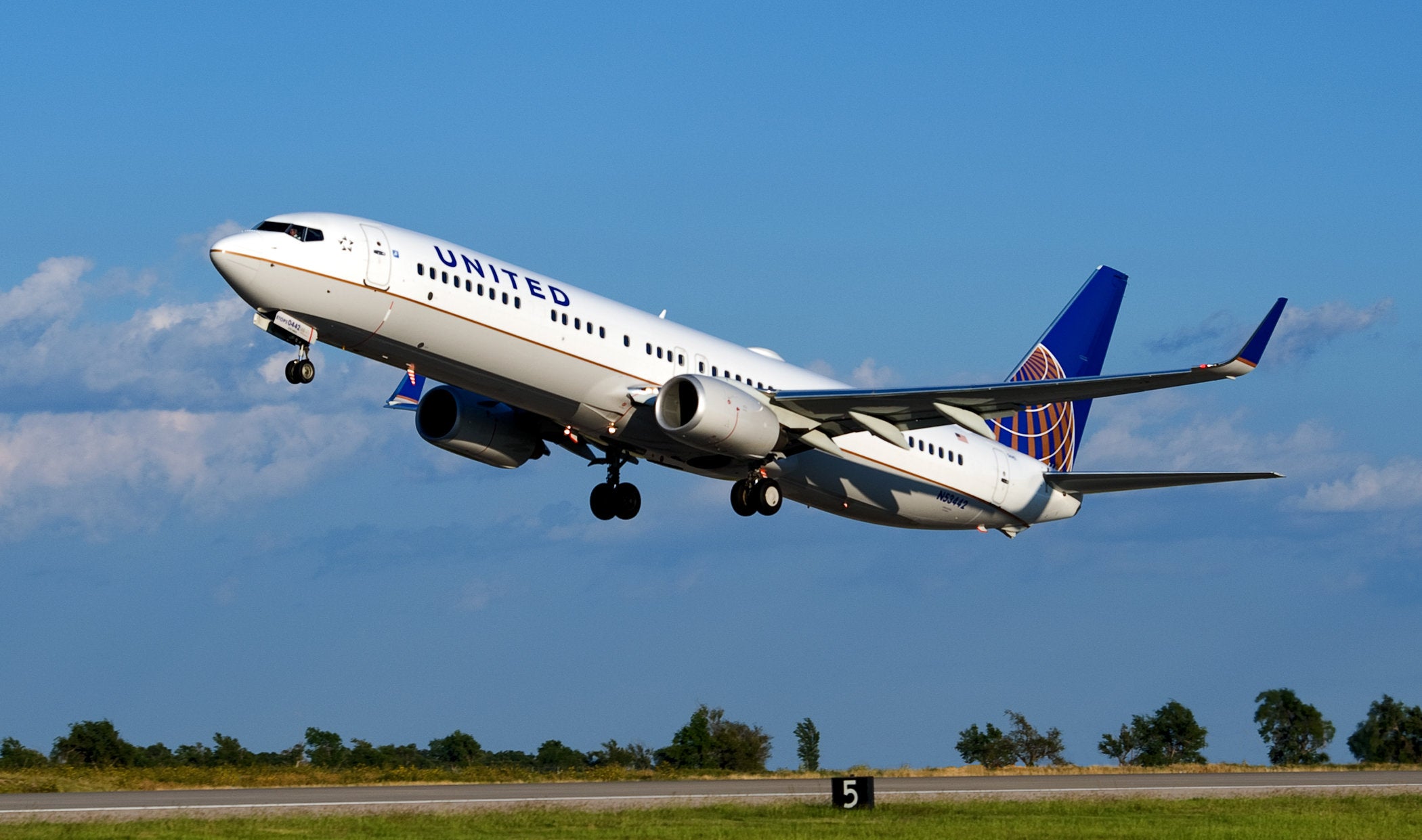 United 737 900