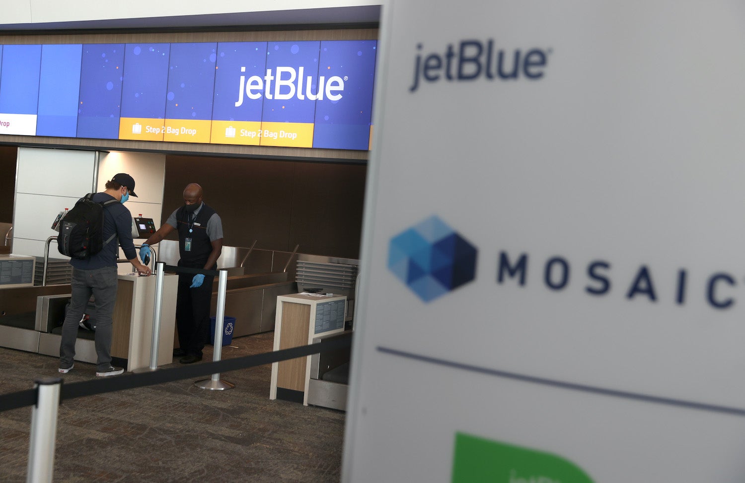 Comptoir d'enregistrement JetBlue avec panneau mosaïque