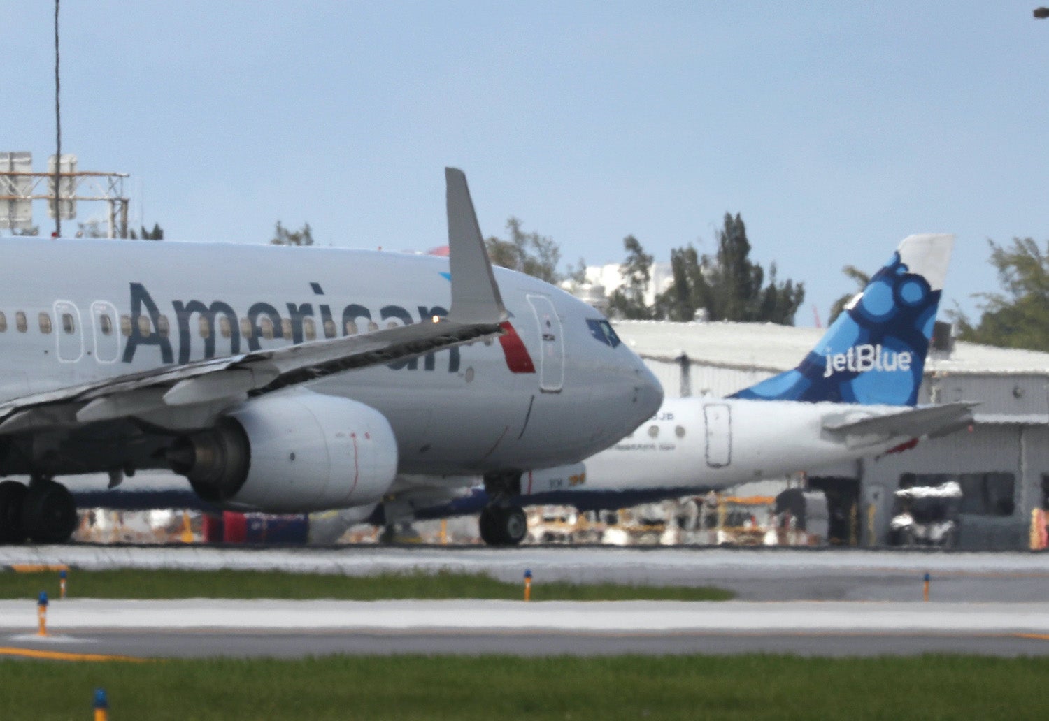 Samolot JetBlue i American w Fort Lauderdale