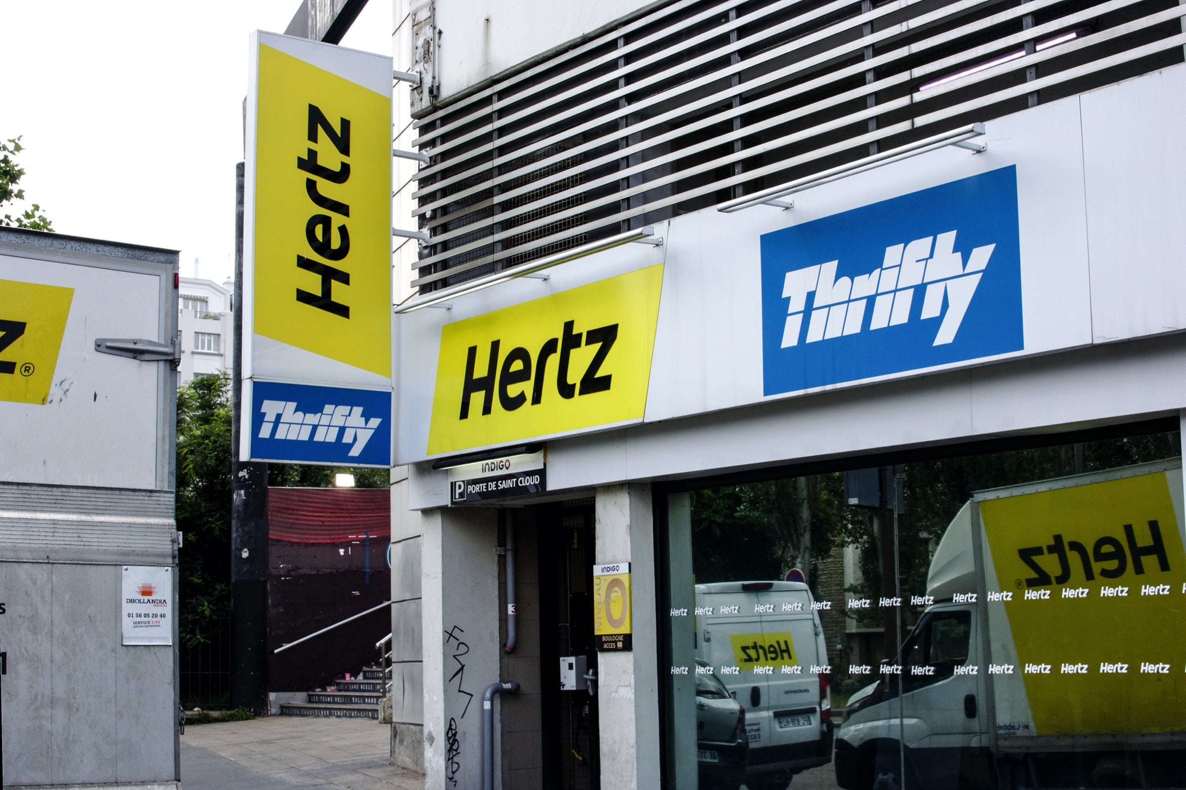 Hertz and Thrifty location in France